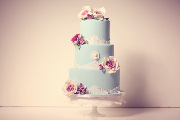 Blue wedding cake with roses