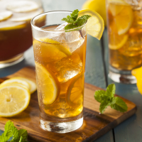 Homemade Iced Tea with Lemons